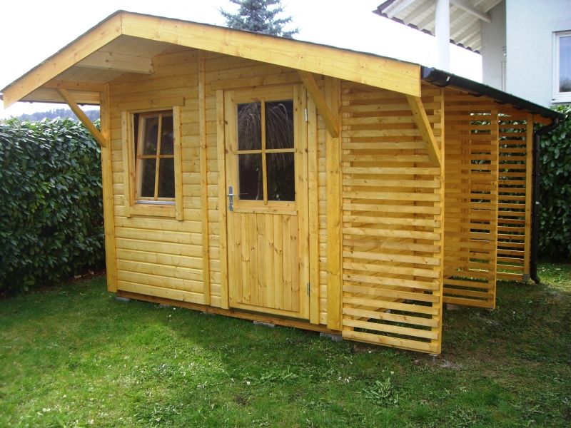 Gartenhaus mit unterteiltem Holzlager