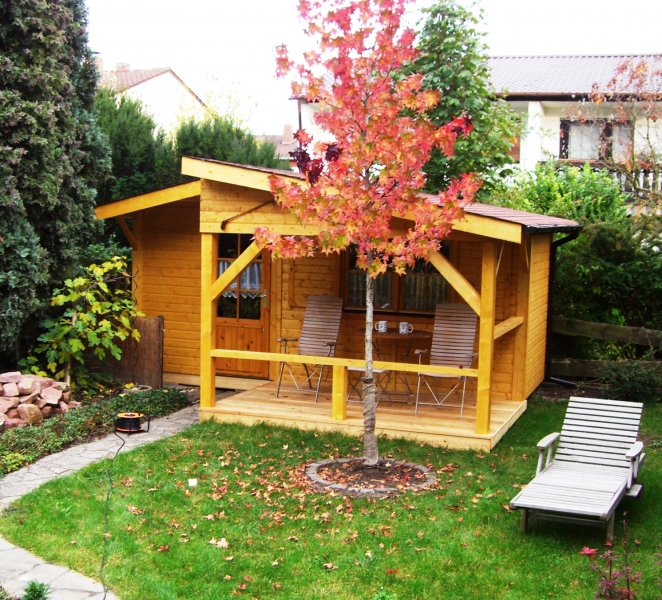 Gartenhaus mit langem Vordach und Terrasse auf einer Seite