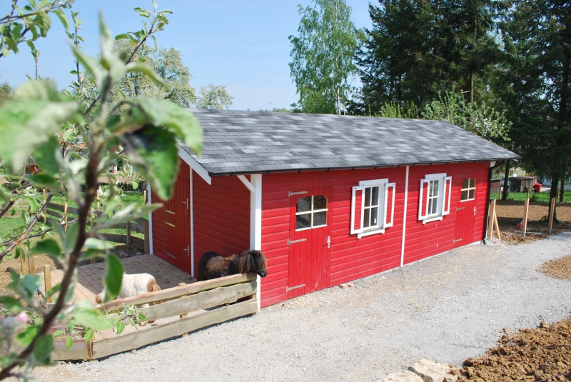 Gartenhaus, auf der einen Seite als Stall genutzt